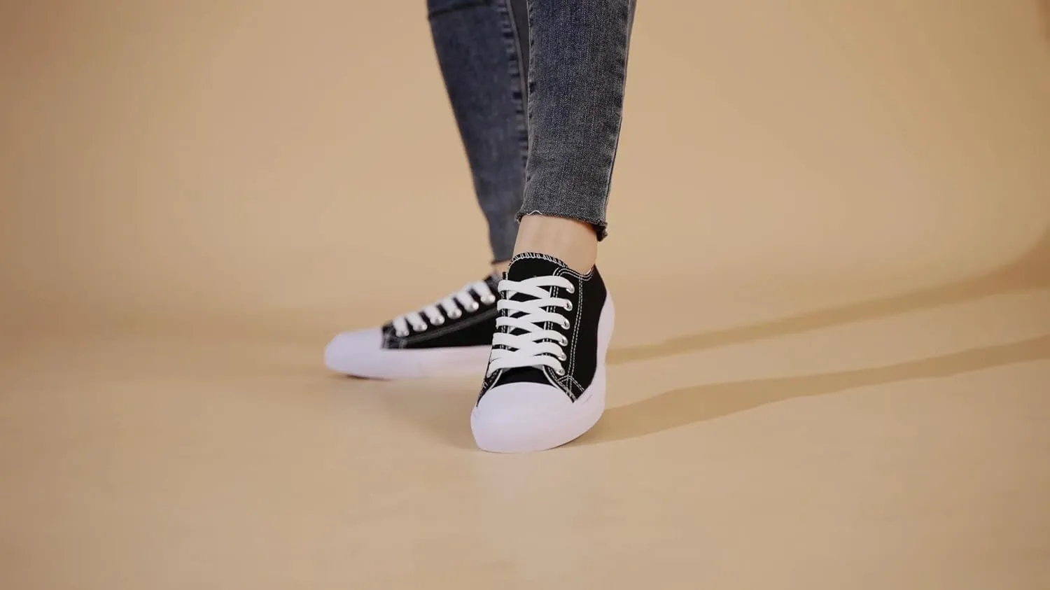 Canvas Shoes for Women Casual Low Top Sneakers Fashion Womens Tennis Shoes for Everyday Wear